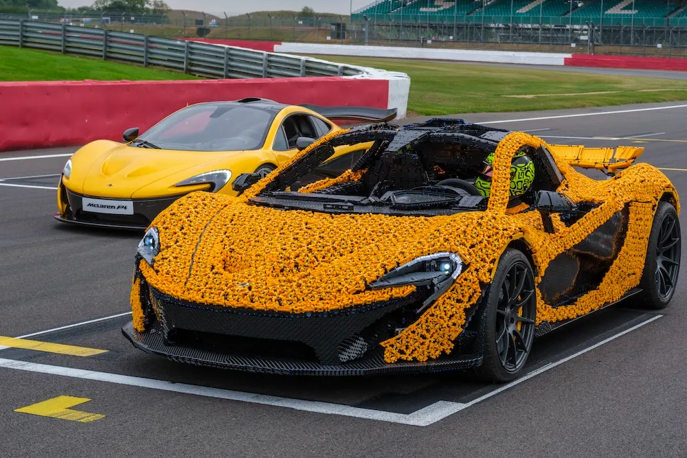 McLaren P1 modelinin LEGO versiyonu Silverstone Pisti’nde bir turu tamamladı