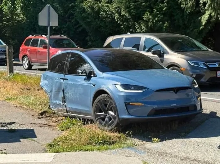 ABD’de FSD açıkken kaza yapan Tesla Model X ikiye bölündü