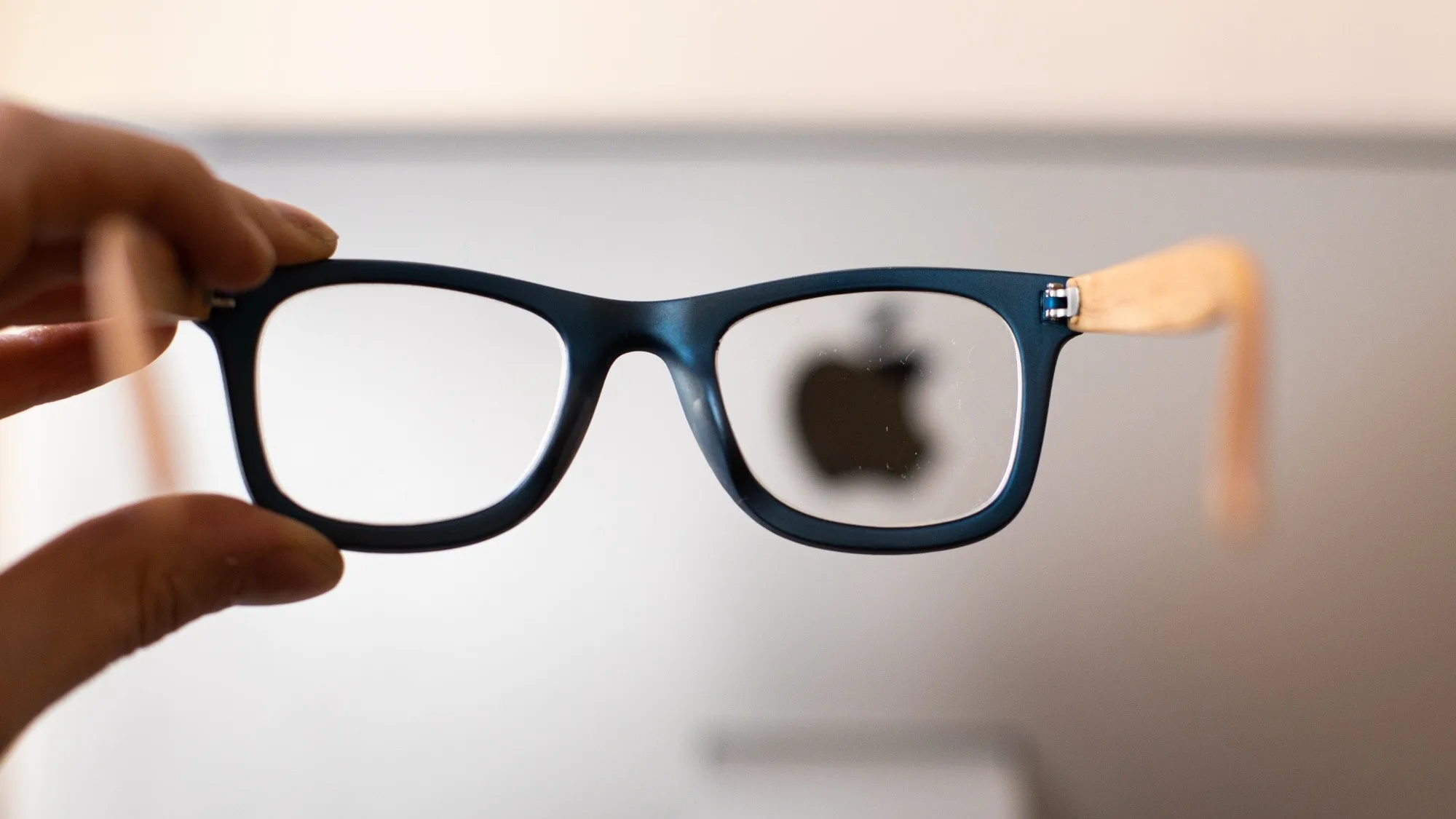 Apple ekransız akıllı gözlüklerini sağlık ve fitness merkezli bir cihaza dönüştürmek istiyor