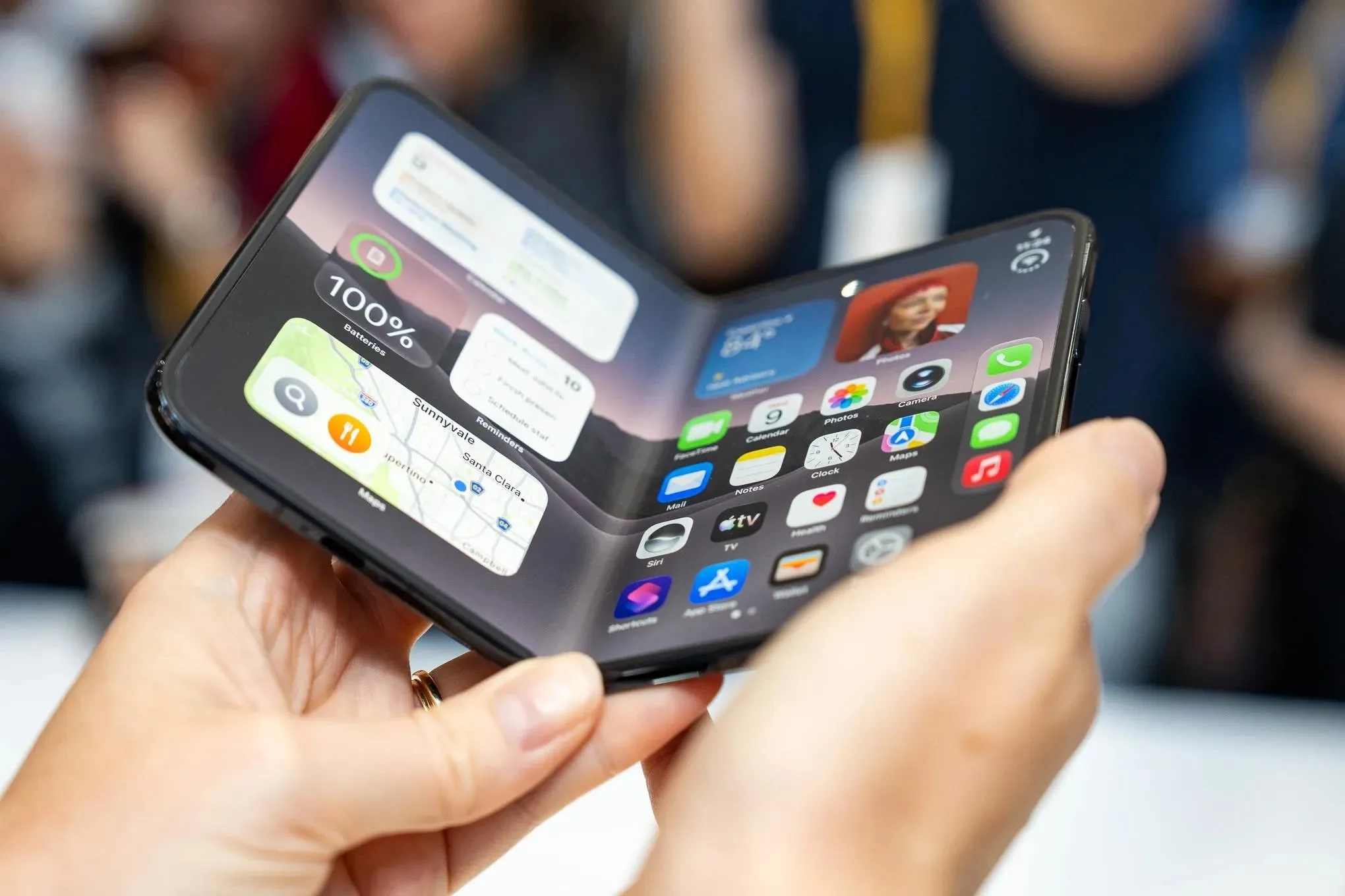 iPhone Duo’nun iç ekranındaki nano dokulu koruyucu katman değiştirilebilecek