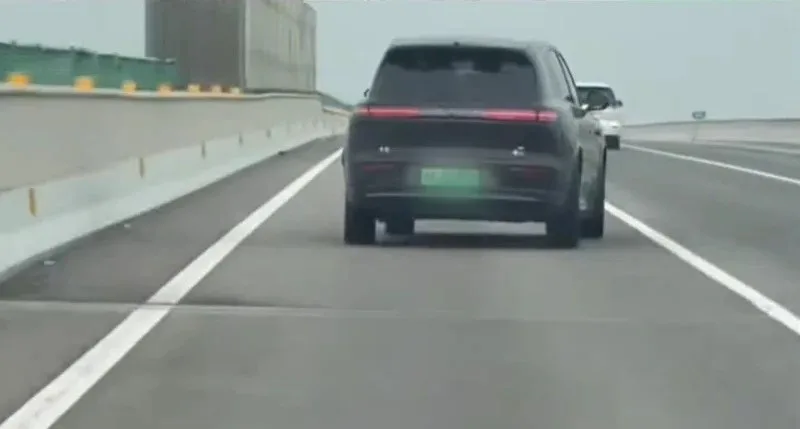 Voyah marka elektrikli SUV otoyolda çapraz ilerleyerek şaşırttı